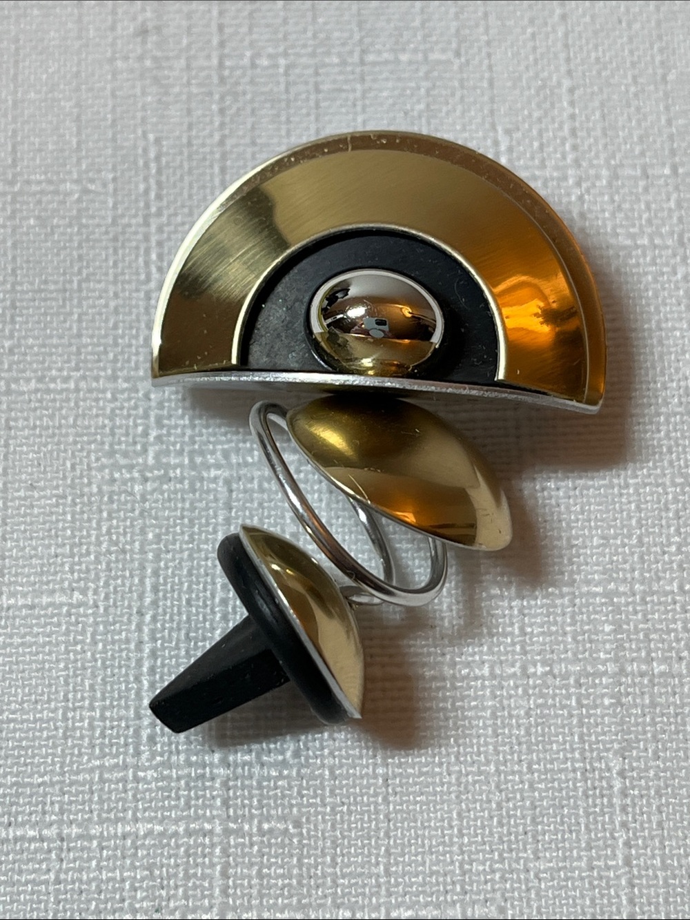 geometric modern art brooch
Like new
Great gift
